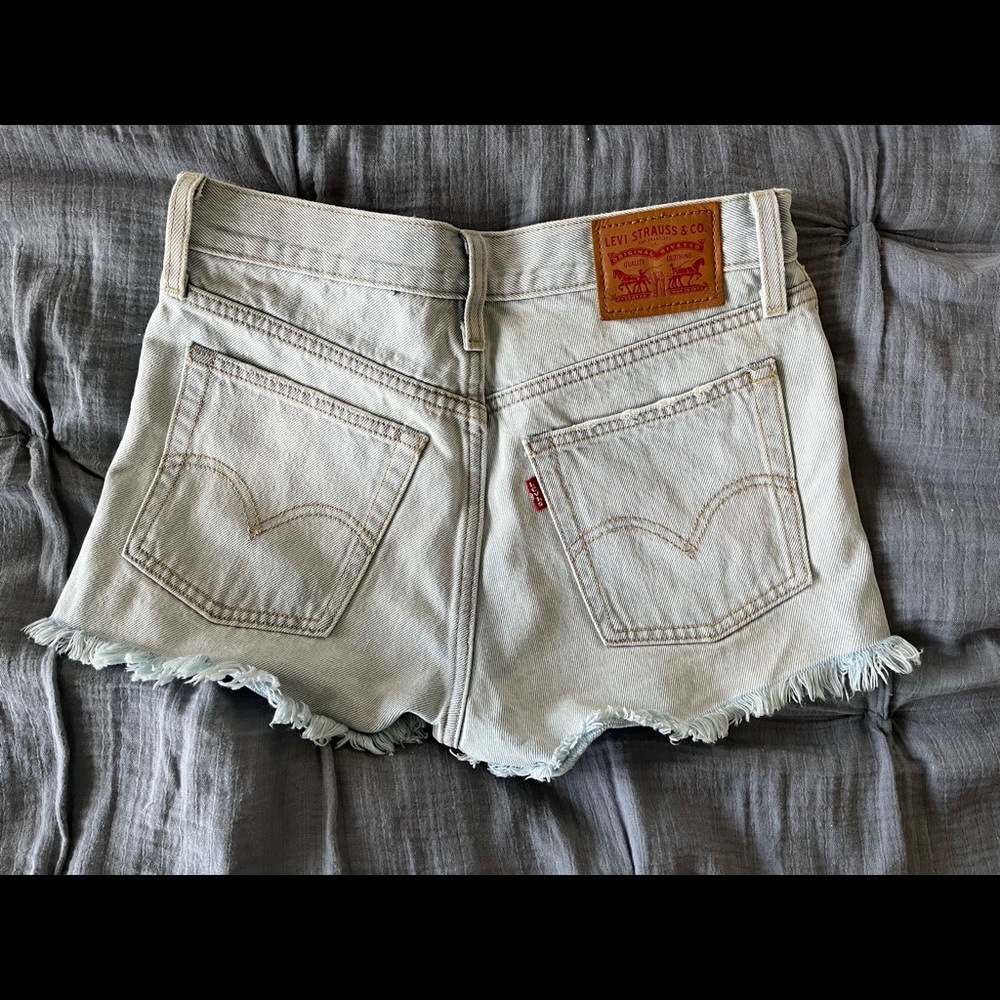 - •LEVI'S• high rise light wash cutoff size 25 like new condition 501